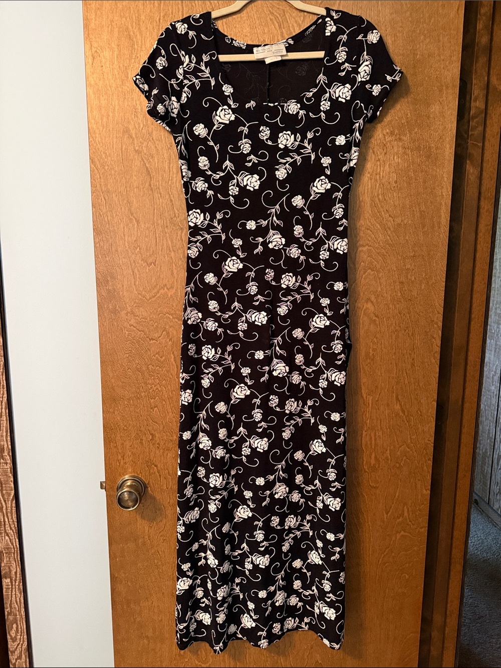 Slinky Black and White Floral Short-Sleeve Ankle Length Dress